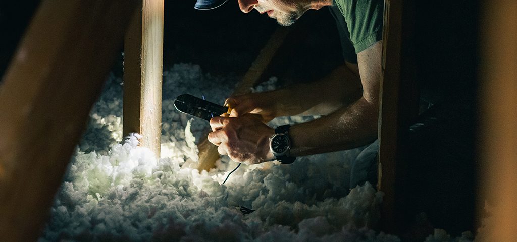 Un técnico realizando la instalación de aislamiento insuflado.