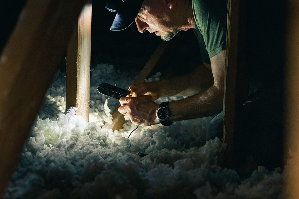 Un técnico realizando la instalación de aislamiento insuflado.