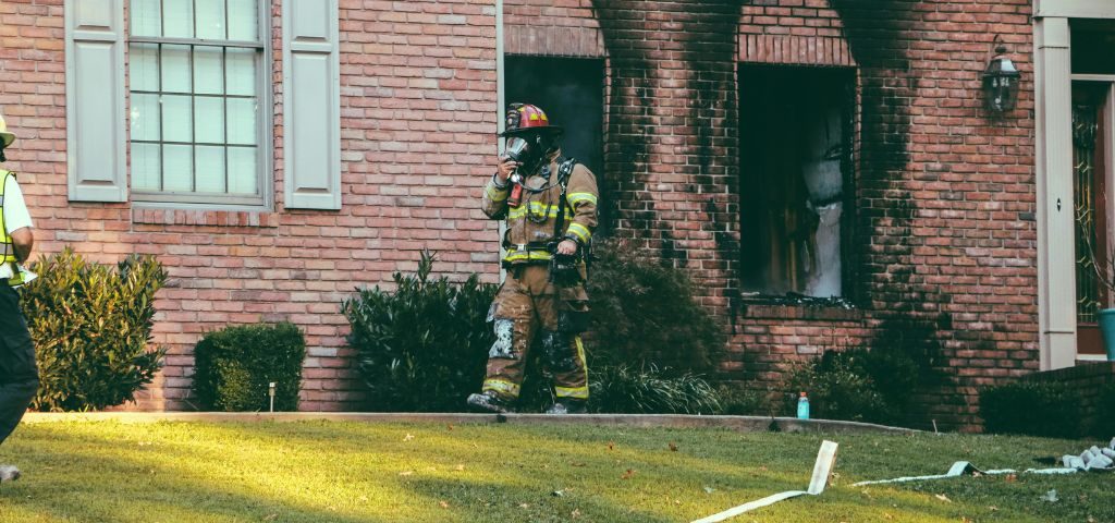 Bomberos sofocando un incendio.