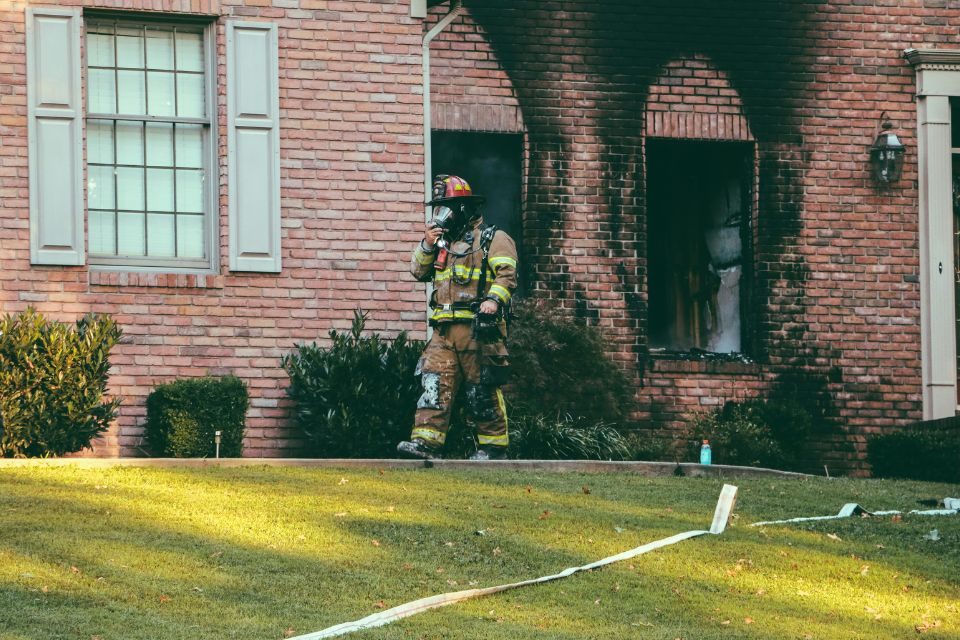 Bomberos sofocando un incendio.