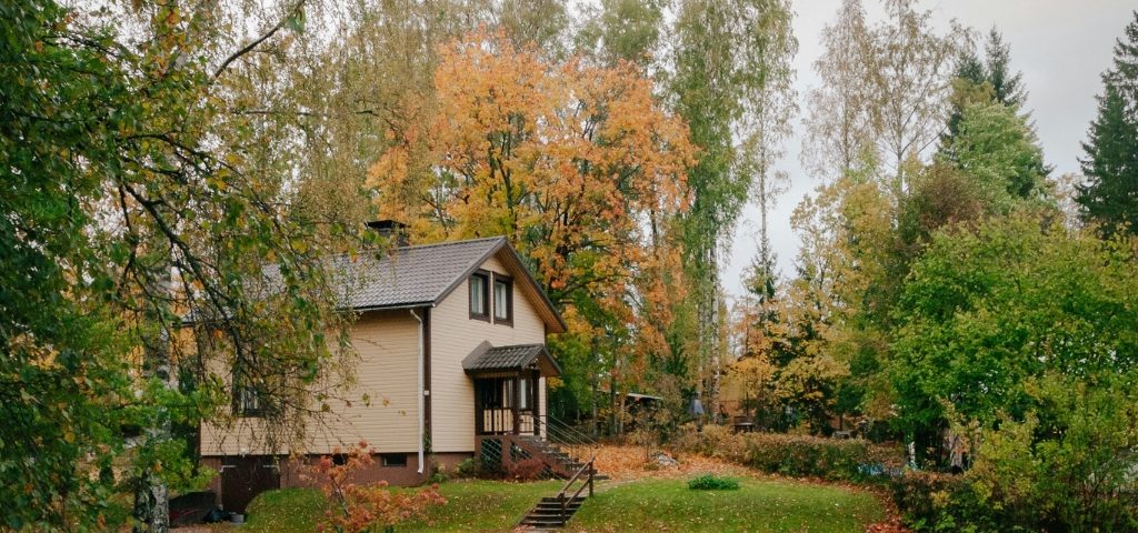 Una vivienda en otoño.