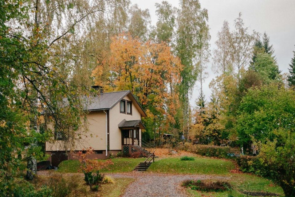 Una vivienda en otoño.