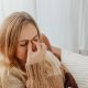 Una mujer que sufre alergias respiratorias dentro de su vivienda.